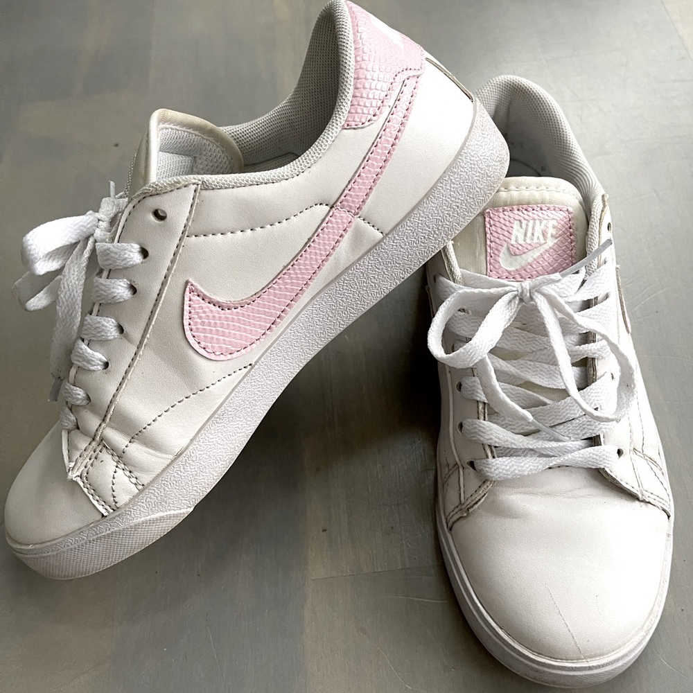 Nike Womens Leather Sneaker size 6.5